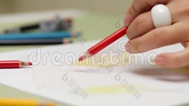 女孩用<strong>红铅笔</strong>左撇子画在纸上，用慢镜头细看
