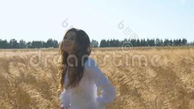 那女人高兴地叫喊着，高兴地用麦子在田野上。