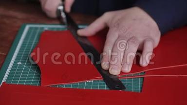 激光雕刻皮革在专用机器上。 刻在皮革产品上的标志。