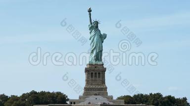 全景观世界著名的自由女神像<strong>地标</strong>和<strong>美国</strong>纽约国家纪念碑，从水中观看。