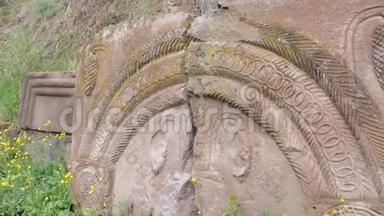 从瓦齐亚岩洞修道院的斜坡上挖掘出来的古老的宽腰白种人古老的雕刻石头