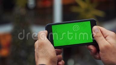 人使用水平智能手机与绿色屏幕。 男人用手机`手的特写镜头。 铬<strong>钥匙</strong>。 <strong>关门</strong>