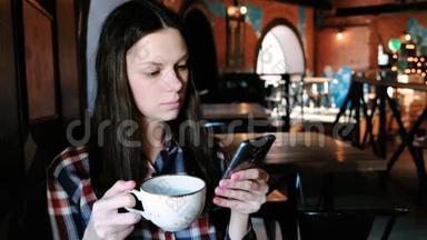 布鲁内特女士穿着格子衬衫，从一个大杯子里喝茶，看着电话。