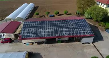 屋顶上的太阳能电池板，一个小镇的工业部分，屋顶上覆盖着太阳能电池板