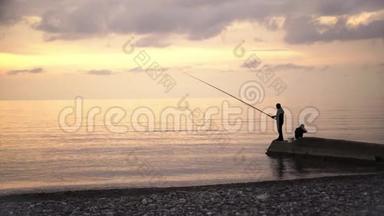 父亲和他的孩子在海边钓鱼