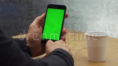 人使用垂直智能手机与绿色屏幕。 男人用手机`手的特写镜头。 铬<strong>钥匙</strong>。 <strong>关门</strong>