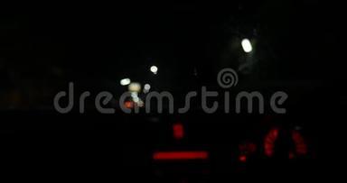 汽车中的夜间交通灯去聚焦-曼谷街道-抽象背景