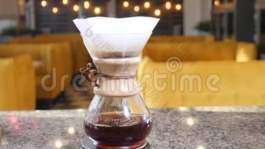 现代手工煮咖啡。 咖啡师用咖啡机冲泡咖啡。 把从滤纸机里掉下来的咖啡滴紧