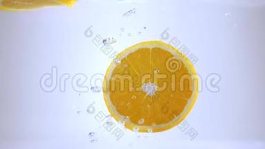 橙片在缓慢运动中落入水中