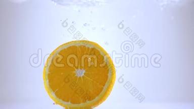橙片在缓慢运动中<strong>落入</strong>水中