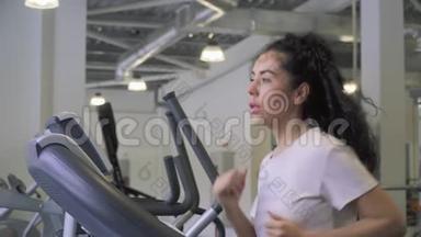 在健身房跑步机上跑步的白种人