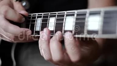 音乐家用敲击技术演奏电吉他，用电乐器演奏，在电吉他上大声演奏