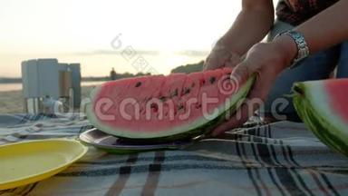 快乐的女孩在海滩上<strong>吃西瓜</strong>片。 父亲切<strong>西瓜</strong>夏天在户外野餐。