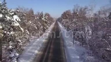 无人机视觉车在<strong>冬季</strong>公路上行驶，<strong>背景</strong>是雪树。 <strong>冬季</strong>雪道上的空中观景车交通