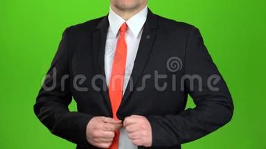 商人掀翻他的夹克，解开他的领带。 绿色屏幕。 关门