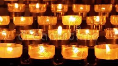 在<strong>德国科隆</strong>的天主教大教堂，关闭蜡烛祈祷茶烛