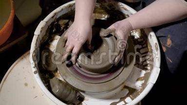 <strong>陶土</strong>器的特写镜头，主人在陶工的车轮上形成了锅`形状，一块块的<strong>陶土</strong>四分五裂