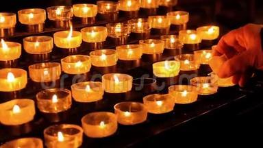 在德国科隆的天主教大<strong>教堂</strong>，<strong>关闭</strong>蜡烛祈祷茶烛