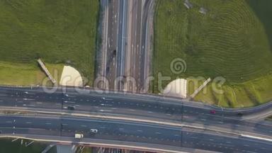 夏季交通<strong>枢纽</strong>、交通交叉路口的空中镜头，从上方可看到日景