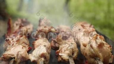 用白色手套将半熟的鸡肉卷在曼格尔的肉串上，闭上双手。 晚饭时间到了。 野餐