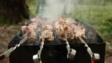 用白色<strong>手</strong>套将半熟的鸡肉卷在曼格尔的肉<strong>串</strong>上，闭上双<strong>手</strong>。 晚饭时间到了。 野餐