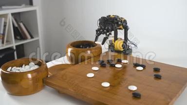 玩中国围棋游戏的机器人手臂顶部视图。 智能机械手实验。 工业机器人模型。