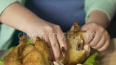 肥胖妇女双手进食障碍撕全鸡肉