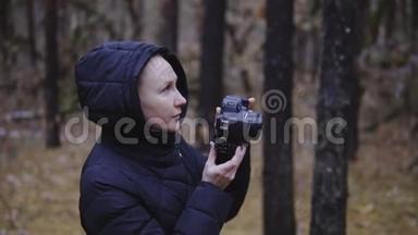 女游客摄影师拍摄大自然的照片。 电影拍摄，慢镜头拍摄。