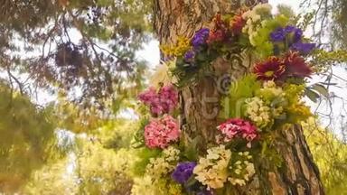 希腊劳动节时挂在树上的花环。