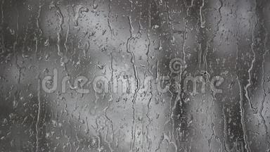 雨点滴在玻璃窗玻璃上