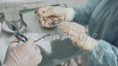 带无菌医疗器械的手术台.. 助手给外科医生手术刀。 特写镜头