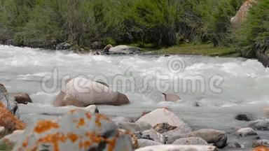 河水在石头上快速流动，缓慢流动