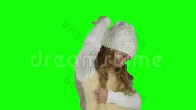 穿白色针织帽子的年轻女孩展示<strong>手势</strong>。 胜利标志和竖起大拇指的<strong>手势</strong>.. 年轻女孩的<strong>手势</strong>。 新年