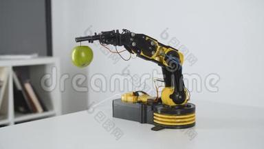 机器人手臂给女孩一个苹果。 用<strong>智能</strong>机械手进行实验.. <strong>工业</strong>机器人模型。