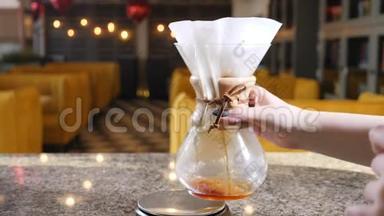 现代咖啡制作方法。 靠近一个咖啡师做手工煮咖啡。 搅拌。 慢动作