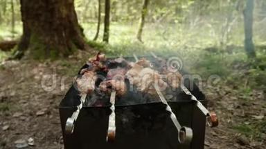 用白色手套将半熟的鸡肉卷在曼格尔的肉串上，闭上双手。 晚饭时间到了。 野餐