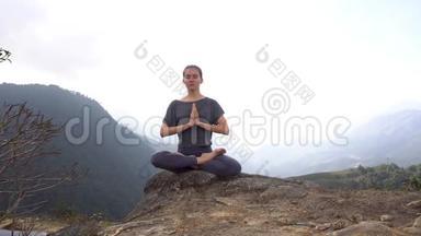 <strong>越南</strong>萨帕山崖上坐坐冥想姿势的瑜伽<strong>女人</strong>