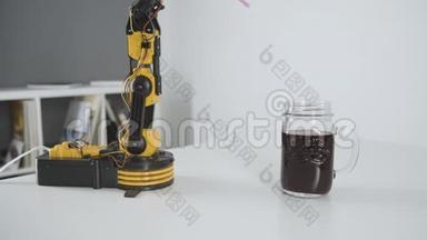 机器人手臂准备果汁喝。 用智能机械手进行实验.. 工业机器人模型。