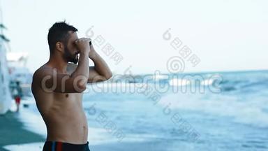 青少年运动帅哥看双筒望远镜海边夏日救生员裸跑游泳救生员意外