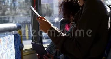 通勤者在使用手机时相互交流