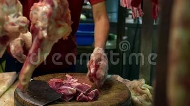 摆摊商用刀在木板上切块猪肉的慢动作。