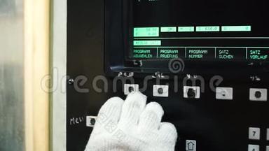 工人正在控制箱上按下启用开关按钮来操作机器。 剪辑。 工人开始