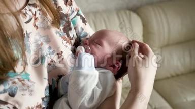 一个新生儿的肖像紧紧地贴在母亲`乳房上，紧贴着。