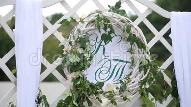 婚礼装饰有花，心，蝴蝶。 结婚典礼。 两个字母K和T