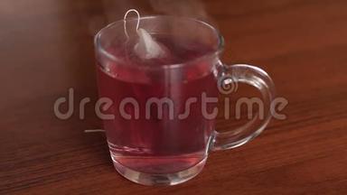 一个带有花红茶的杯子的特写。