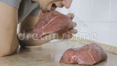 男人咬掉一块生牛肉，然后咀嚼它。 爱斯基摩人吃生牛肉