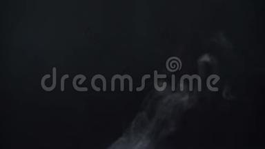 在黑色背景上缓慢地飞行的蒸汽<strong>烟雾</strong>特写镜头。