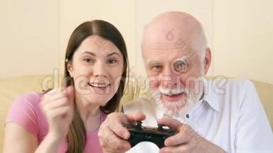 父女游戏玩家在家玩电子游戏。 具有游戏机遥控器的玩家