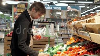 各种新鲜<strong>水果</strong>和蔬菜的杂货店摊位图片和购买的人。 <strong>超市</strong>