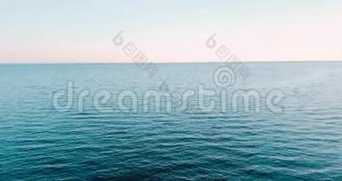 神奇的蓝色海洋和波浪。 暑假周末或假期.. 水平视图。 俄罗斯景观背景。 海湾